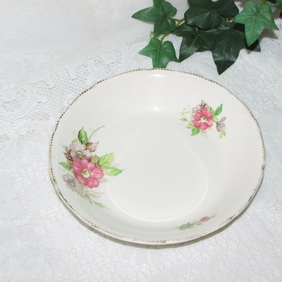 Vintage Royal Swan Soup Cereal Bowl Pink Flowers Gold Rim England Cottagecore - Picture 5 of 6